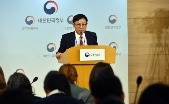 가계부채가 1300조원을 돌파하면서 정부가 24일 오전 서울 세종대로 정부서울청사에서 브리핑을 열어 '8·25 가계부채 관리방안'의 후속조치를 발표했다. 도규상 금융위원회 금융정책국장이 기자들을 상대로 브리핑하고 있다.   유동일기자 eddieyou@